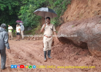 மழையின் காரணமாக மண்சரிவு ஏற்ப்பட்டு போக்குவரத்து பாதிக்கப்பட்டது