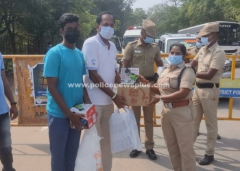 போலீஸ் நியூஸ் சார்பாக மாஸ்க் உள்ளிட்ட பாதுகாப்பு உபகரணங்கள்  ராணிப்பேட்டை எஸ்.பி யிடம் வழங்கப்பட்டது