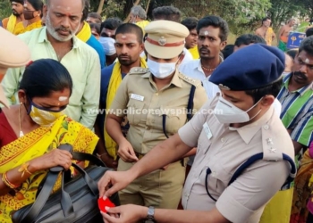 பாதை யாத்திரை செல்லும் பக்தர்களின் துணிப்பைகளில் ( Reflect sticker ) ஐ ஒட்டி,விழிப்புணர்வு