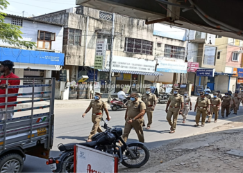 காவல்துறை சார்பில் காவல் கொடி அணிவகுப்பு நடத்தப்பட்டது.