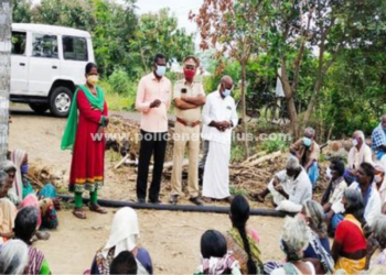 கிராமத்தில் வசிக்கும் பொதுமக்களிடம்  பெண்கள் மற்றும் குழந்தைகள் பாதுகாப்பு குறித்து விழிப்புணர்வு