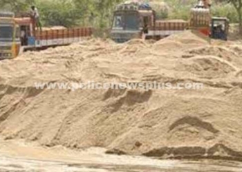 லாரியில் மணல் திருடியவர் கைது