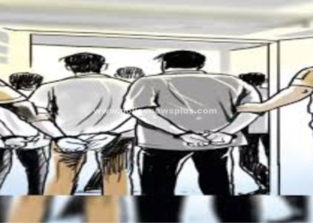 குற்றவாளிகளை சுற்றி வளைத்து பிடித்த போலீசார்