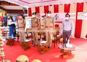 மாணவ மாணவிகளுக்கு தலைக்கவசம் அணியும் நிகழ்ச்சி