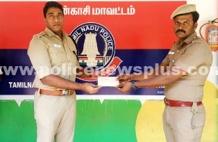 காவலர்களுக்கு நிதி வழங்கிய காவல் கண்காணிப்பாளர்