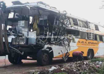 பெருந்துறையில் ஆம்னி,  பேருந்து விபத்து