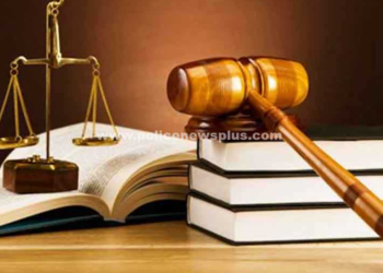 மொபட்டில் மணல் கடத்தியவர் மீது வழக்கு