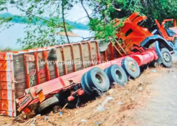 லாரி  கவிழ்ந்து விபத்து, இடிபாடுகளில் சிக்கிய டிரைவர் மீட்பு