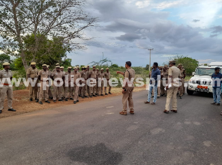 தீவிரமான தேடுதல் வேட்டையில், காவல்துறையினர்