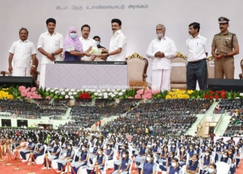 மாணவ மாணவியர்களுக்கு புத்தகத்தை வழங்கிய, முதலமைச்சர்!