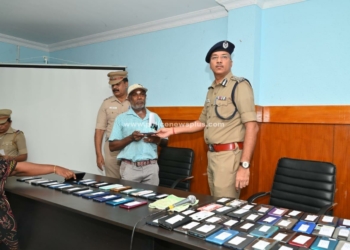 காணாமல் போன செல்போன், பணம் மீட்கப்பட்டு  உரியவர்களிடம் ஒப்படைத்த நெல்லை மாநகர காவல் ஆணையாளர்