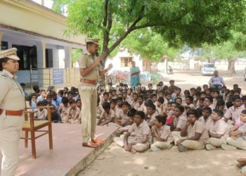 பள்ளி மாணவ மாணவிகளிடம் விழிப்புணர்வு ஏற்படுத்திய காவல் துறையினர்.