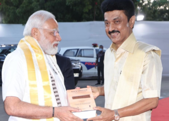 பழமைவாய்ந்த புத்தகம் வழங்கி வரவேற்றார் முதல்வர்