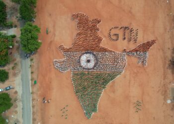 மூவர்ண்ண நிறத்தில், 3000 மாணக்கர்கள் நின்று சாதனை!