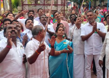 மாநகராட்சி அலுவலகத்தில், தேசியக் கொடிஏற்றி வைத்து மரியாதை!