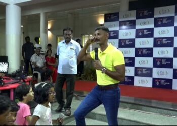 பள்ளி மாணவ, மாணவிகளுடன், சூப்பிரண்டு!