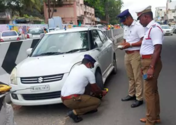 பொள்ளாச்சியில் போக்குவரத்து, விதிமீறிய 10 வாகனங்களுக்கு பூட்டு!