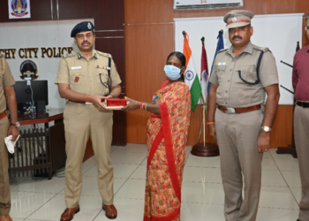 ரூ. 2 லட்சம் காவல்நிலையத்தில் ஒப்படைப்பு,  காவல் ஆணையர் பாராட்டு!