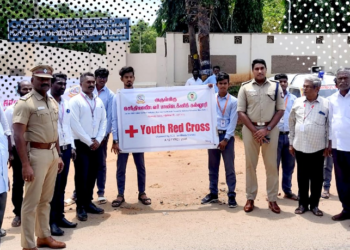 மாணவ மாணவிகள் இணைந்து, ஜெனீவா ஒப்பந்த தின மனித சங்கிலி!