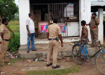 மதுபாட்டில்களை  புதரில் மறைத்து வைத்த, மர்ம நபர்!