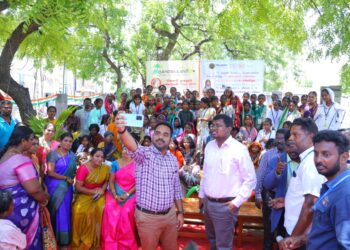 முகநூல் நண்பர்கள் குழு சார்பில், சாதனை மாணவர்களுக்கு பதக்கங்கள்!