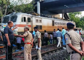 ரெயில் என்ஜின், தடம் புரண்டதால் பரபரப்பு!