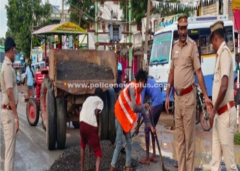 மழையினால் சேதமடைந்த பகுதியில் காவல்துறையினர்!