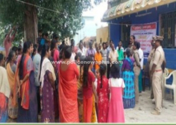 நாமக்கல் கிராம மக்களுடன் காவல் துறையினர்!