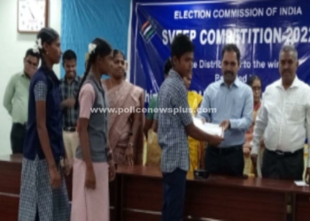 அரசு மேல்நிலைப்பள்ளியில் மாவட்ட ஆட்சியர்!