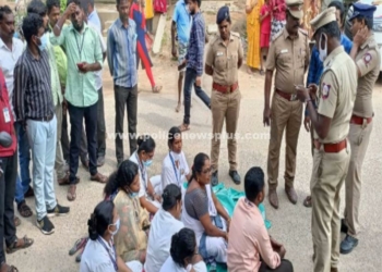 மீஞ்சூரில் மருத்துவரை கைது செய்ய பணியாளர்கள் ஆர்பாட்டம்!