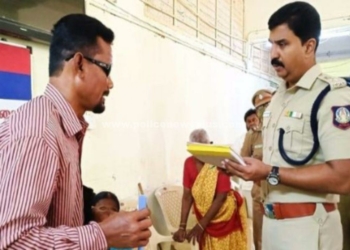 மாற்றுத்திறனாளியிடம் நேரடியாக மனுவை பெற்ற S.P