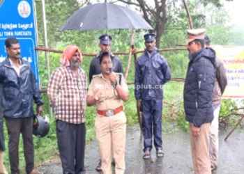 புயலால் ஏற்பட்ட சேதங்களை நேரில் சென்று ஆய்வு செய்த S.P