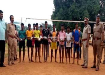 இளைஞர்களுக்கு போட்டி நடத்திய காவல்துறையினர்