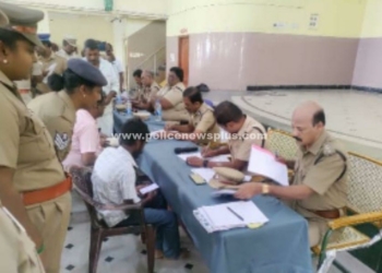 தீவிரமான  செயலில் காவல்துறையினர்