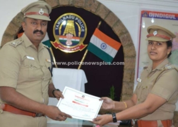 காவல்துறையினருக்கு சான்றிதழ் வழங்கிய  S.P