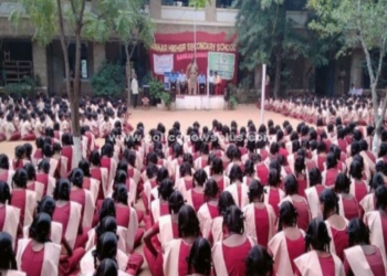 பள்ளி மாணவர்களுடன் காவல்துறையினர்!