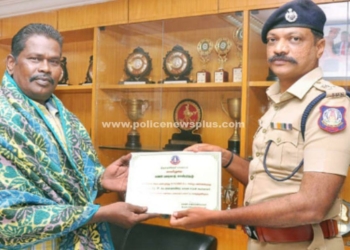 காவல்துறையினருக்கு பொன்னாடை அணிவித்து பாராட்டு