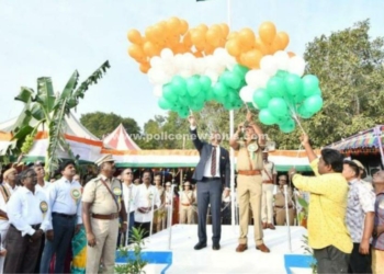 விருது வழங்கி சிறப்பித்த ஆட்சித் தலைவர்