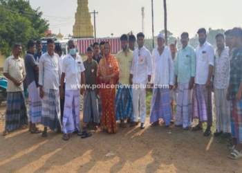 கொடி ஏற்றி மகிழ்ந்த மனிதநேய மக்கள் கட்சியினர்