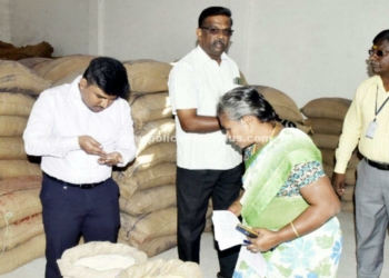 ரேசன் கடையில் மாவட்ட ஆட்சியர் நேரில் ஆய்வு