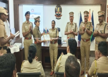 நினைவு பரிசினை வழங்கிய S.P