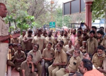 ஆட்டோ ஓட்டுநர்களுடன் காவல்துறையினர்