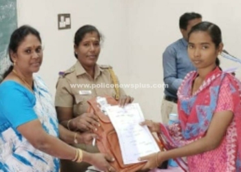 மாணவர்களுக்கு பரிசு வழங்கிய காவல் ஆய்வாளர்