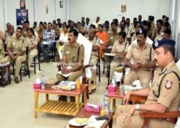 காவல் அதிகாரிகளுடன் காவல் துறை கூடுதல் இயக்குனர்