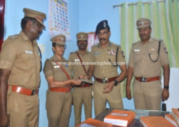 காவல்துறையினருக்கு பணவெகுமதி வழங்கிய D.G.P