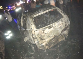 30 நிமிடம் பற்றி எரிந்த தீயால் கார் சாம்பல்