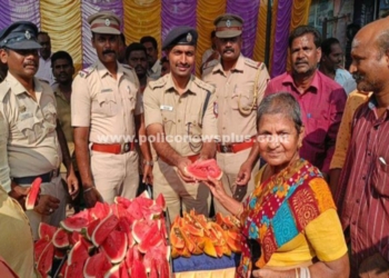 பொதுமக்களுக்கு பழங்கள் மற்றும் மோர் வழங்கிய காவல்துறையினர்