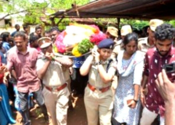 இறந்த காவலரின் உடலை சுமந்து சென்ற S.P