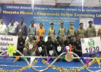 கல்லூரி மாணவர்களை மைம்ஸ் ஷோ மூலம் கவர்ந்த காவல்துறையினர்