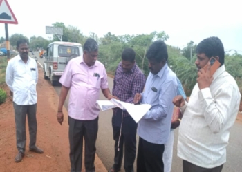 சர்வே எண்களை ஆய்வு மேற்கொண்ட வருவாய் கோட்டாட்சியர்